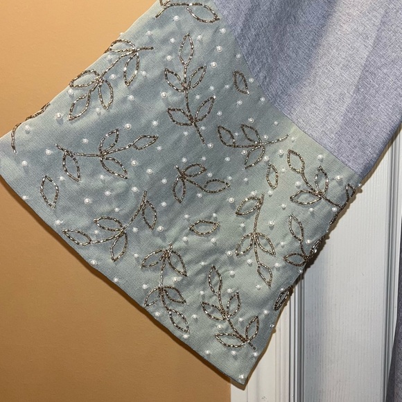 Beautiful grey abaya with embroidered sleeve - Picture 2 of 3